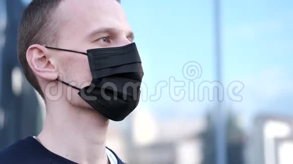 一个男人打喷嚏戴着防毒口罩以防病毒视频的预览图
