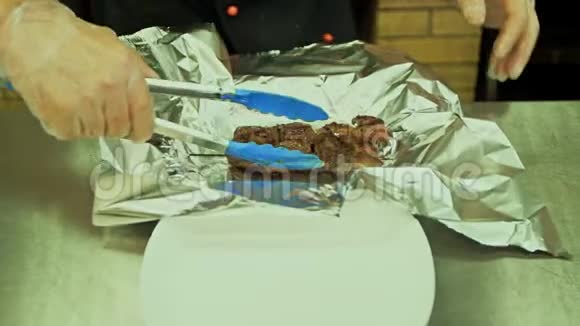 男人用箔纸包肉视频的预览图