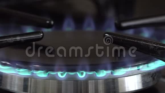 家用厨房烤箱的气体火焰视频的预览图