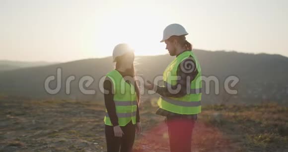 两个工程师在硬汉握手和讨论前面的焊接工艺工程师讨论新问题视频的预览图