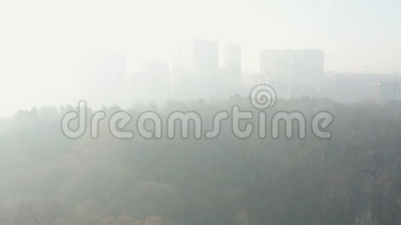 城市里浓烟滚滚在浓烟中飞过公园房屋的剪影很难区分空气视频的预览图