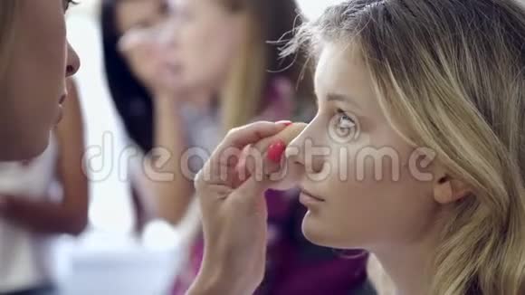 化妆师用海绵敷面粉视频的预览图