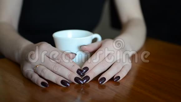 在一家咖啡馆里喝杯咖啡的女人脱下订婚戒指把它藏起来视频的预览图
