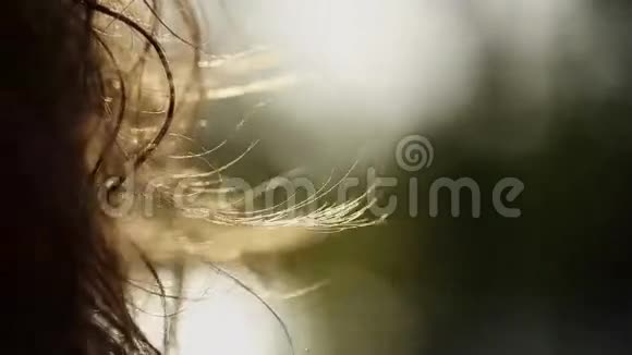卷发女人视频的预览图