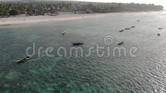在桑给巴尔美丽的热带海岸线附近空中无人机在传统的昂古贾独桅帆船上射击南威海滩视频的预览图