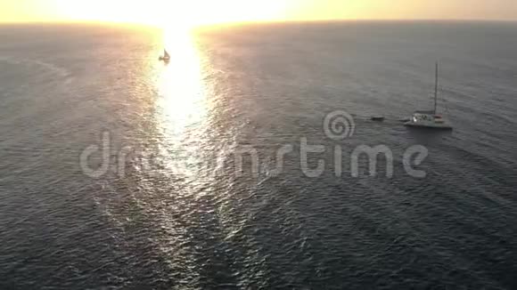 日落时分双体船在桑给巴尔岛Nungwi海滩印度洋鸟瞰坦桑尼亚联合共和国视频的预览图