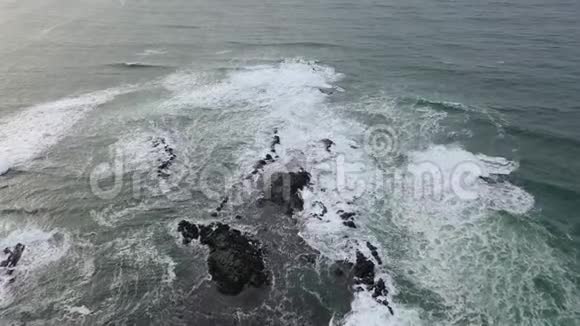 多尼格尔大西洋隐藏岩石的空中视频的预览图