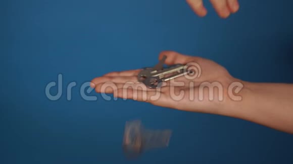 雄性手把钥匙扔在雌性手掌上用不同的钥匙特写手在女人的手掌上一堆钥匙视频的预览图