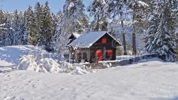 冬季仙境小屋Conn航空4k视频的预览图