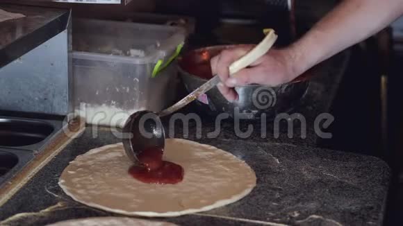 裁剪视图厨师在面团上倒入番茄汤视频的预览图