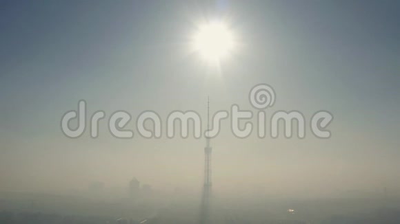 早晨雾蒙蒙的电视天线的鸟瞰图电视塔上熏云的污染空气环境污染视频的预览图