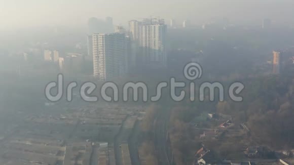 笼罩在城市上空的烟雾或雾的空中景色空气环境污染概念视频的预览图