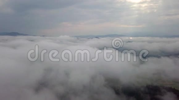 清晨在斯洛伐克塔特拉斯无人机飞过云层视频的预览图