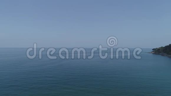 蓝色海洋镜头美丽的自然海洋从上方拍摄无人机摄像机高角度观看视频的预览图
