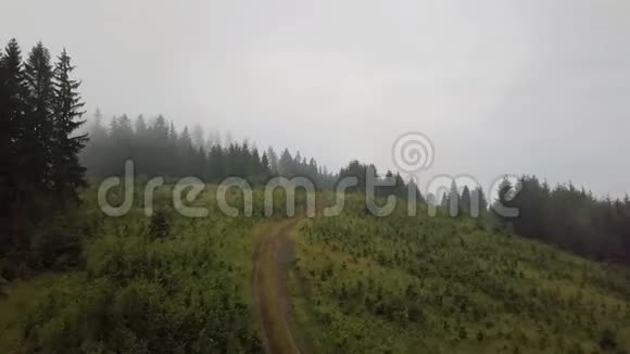 晨雾中升起的山路的鸟瞰图视频的预览图