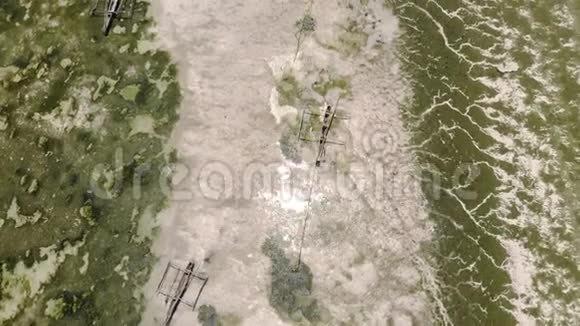 在延比亚尼村的一个低潮上在浅水上飞行泥鳅双体船和水下视频的预览图