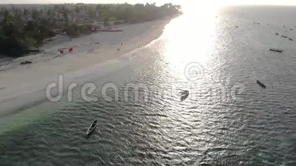 在桑给巴尔美丽的热带海岸线附近空中无人机在传统的昂古贾独桅帆船上射击南威海滩视频的预览图