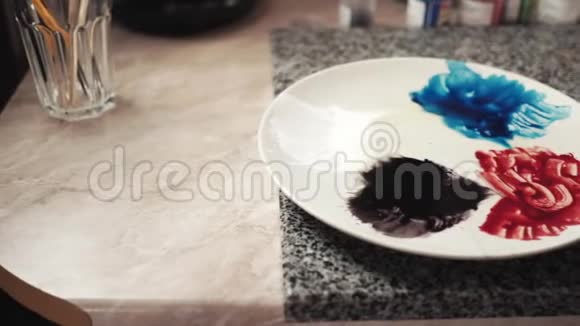 用可食用染料为巧克力棒画聚碳酸酯调色板平底锅低角度视频的预览图