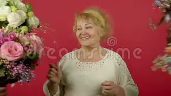 兴奋的老年妇女跳舞看花视频的预览图