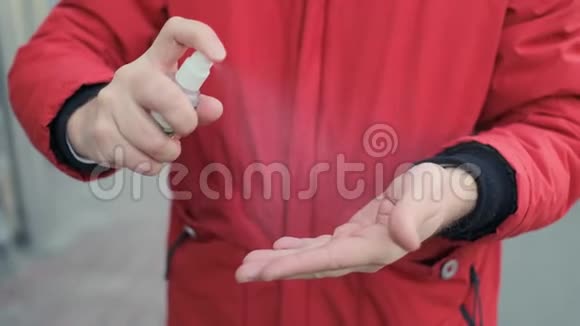 使用防腐剂洗手人的手使用酒精为基础的液体以防止细菌健康与安全N1H1视频的预览图