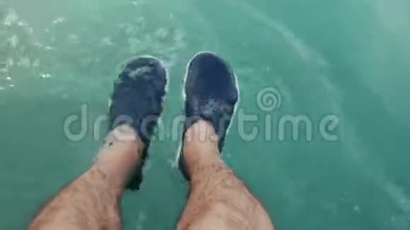 男人脚在海里穿拖鞋视频的预览图