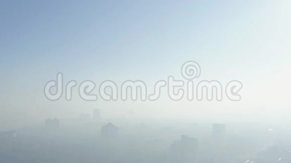 浓雾早晨在城市上空空气环境污染概念视频的预览图