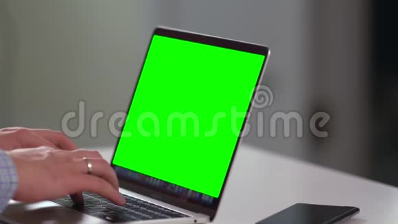 商人在一台空白笔记本电脑上工作视频的预览图