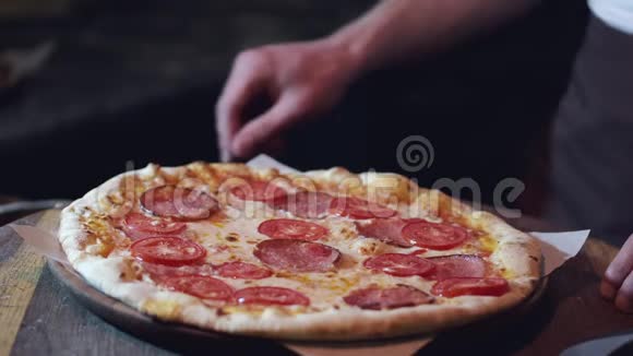 在餐厅提供带有意大利腊肠和奶酪的折叠式披萨视频的预览图