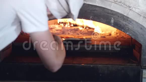 厨师把比萨饼放进烤箱在意大利餐厅做饭视频的预览图