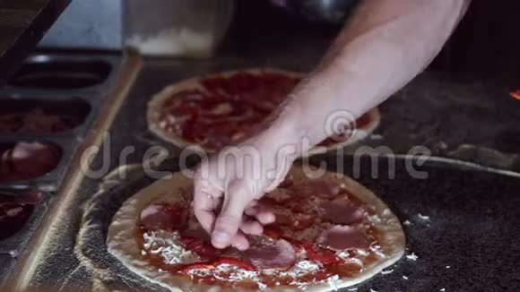 厨师把配料放在餐厅的披萨上视频的预览图
