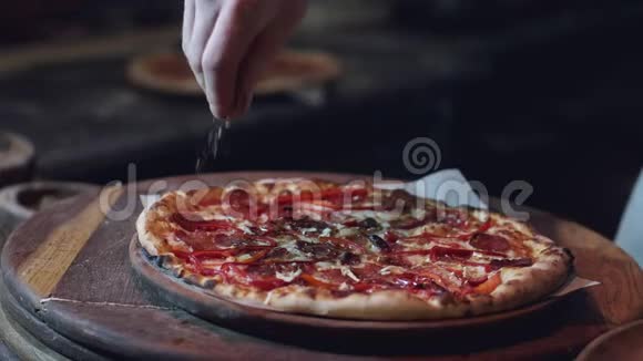 男性双手用圆刀切披萨视频的预览图
