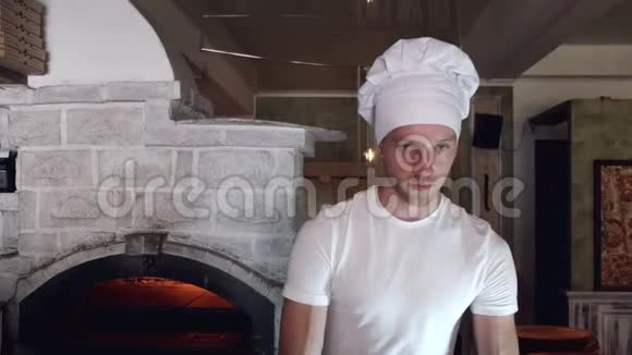 意大利餐厅做披萨的白色制服厨师视频的预览图