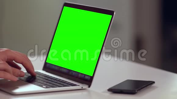 一个勤劳的商人用手提电脑视频的预览图