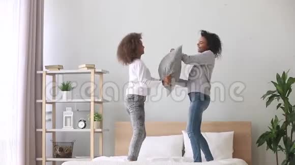 女儿和母亲在床上用枕头打架视频的预览图