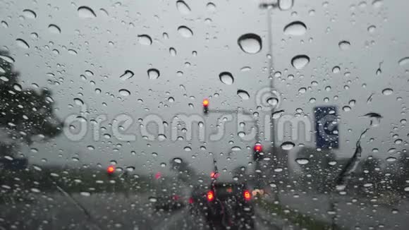雨落在汽车挡风玻璃上视频的预览图