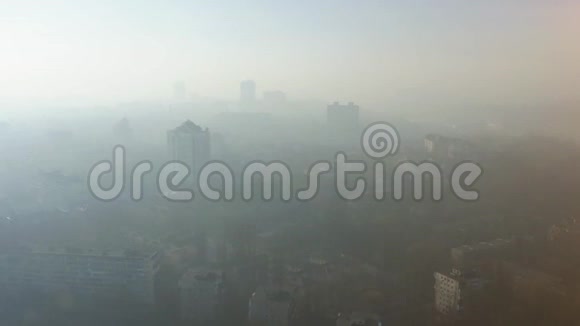 笼罩在城市上空的浓雾或雾的空中景色空气环境污染概念视频的预览图