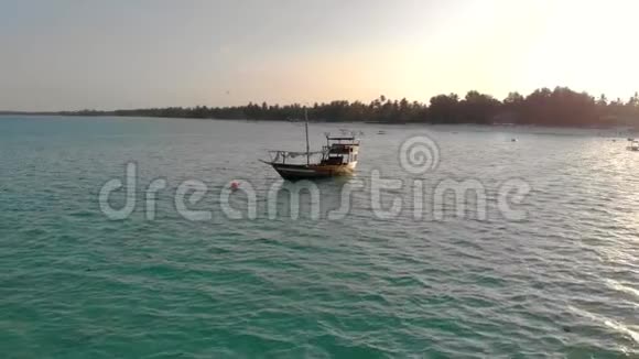 传统非洲船在桑给巴尔岛帕耶海滩蓝色印度洋鸟瞰坦桑尼亚联合共和国视频的预览图