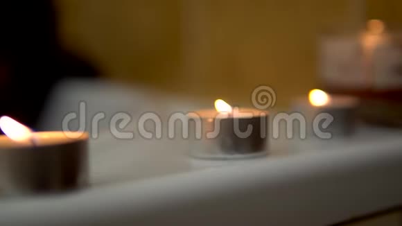 女孩沐浴放松浪漫氛围在家休息视频的预览图