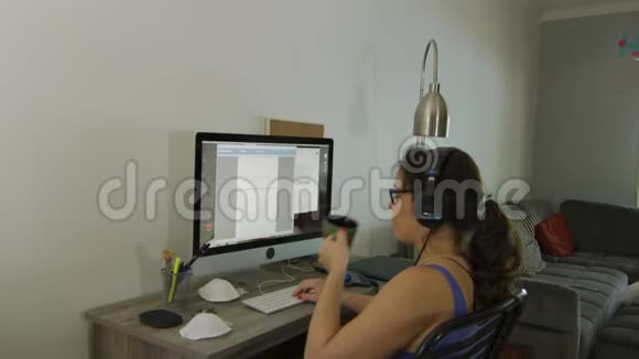 科罗纳病毒检疫期间在家工作的妇女视频的预览图