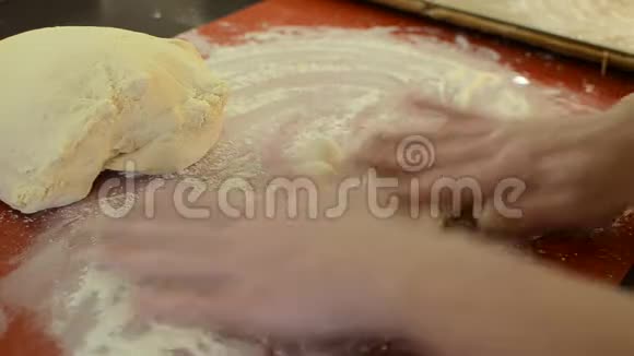 女厨师用面粉雕刻圆面团视频的预览图