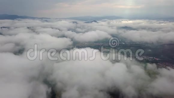 透过低塔特拉斯的云层俯瞰杜尼库宾市视频的预览图