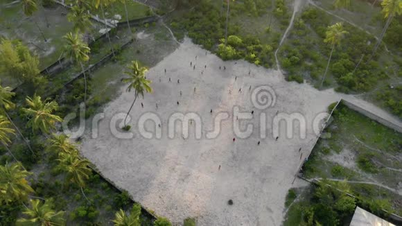 在桑给巴尔岛东桑给巴尔岛的坦桑尼亚Paje村在足球场地上飞行的人正在踢足球视频的预览图