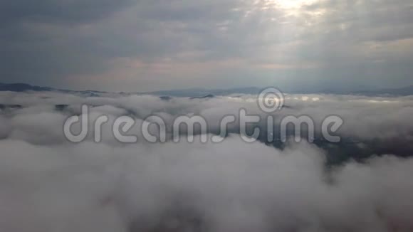 透过低塔特拉斯的云层俯瞰杜尼库宾市视频的预览图