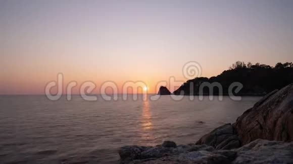 在泰国普吉岛美丽的戏剧性的日落景色大自然的光芒时光流逝的镜头视频的预览图