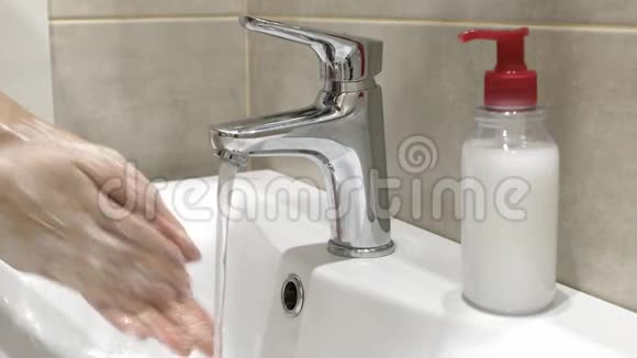 女人洗手保护冠状病毒大流行视频的预览图