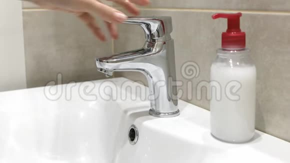 女人洗手保护冠状病毒大流行视频的预览图