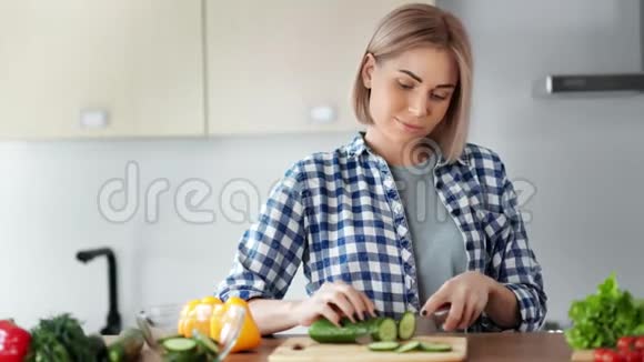 中等特写迷人的年轻女性享受烹饪健康食品新鲜蔬菜沙拉视频的预览图