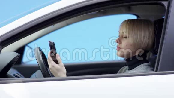 身着便装的金发女子驾驶着绿色屏幕背景的汽车4她正坐在车上喝着酒视频的预览图