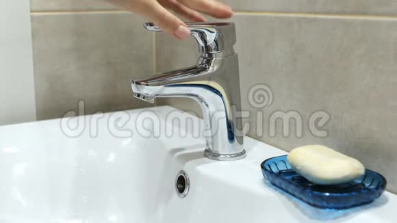 女人用汤洗手保护冠状病毒大流行视频的预览图