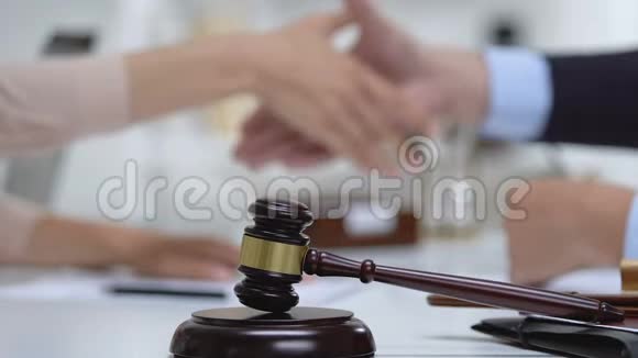 专业律师和律师在法庭握手案件协议视频的预览图